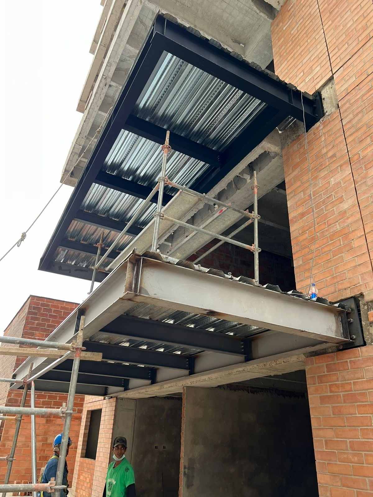 Balcón en estructura metálica y metaldeck en un edificio en obra