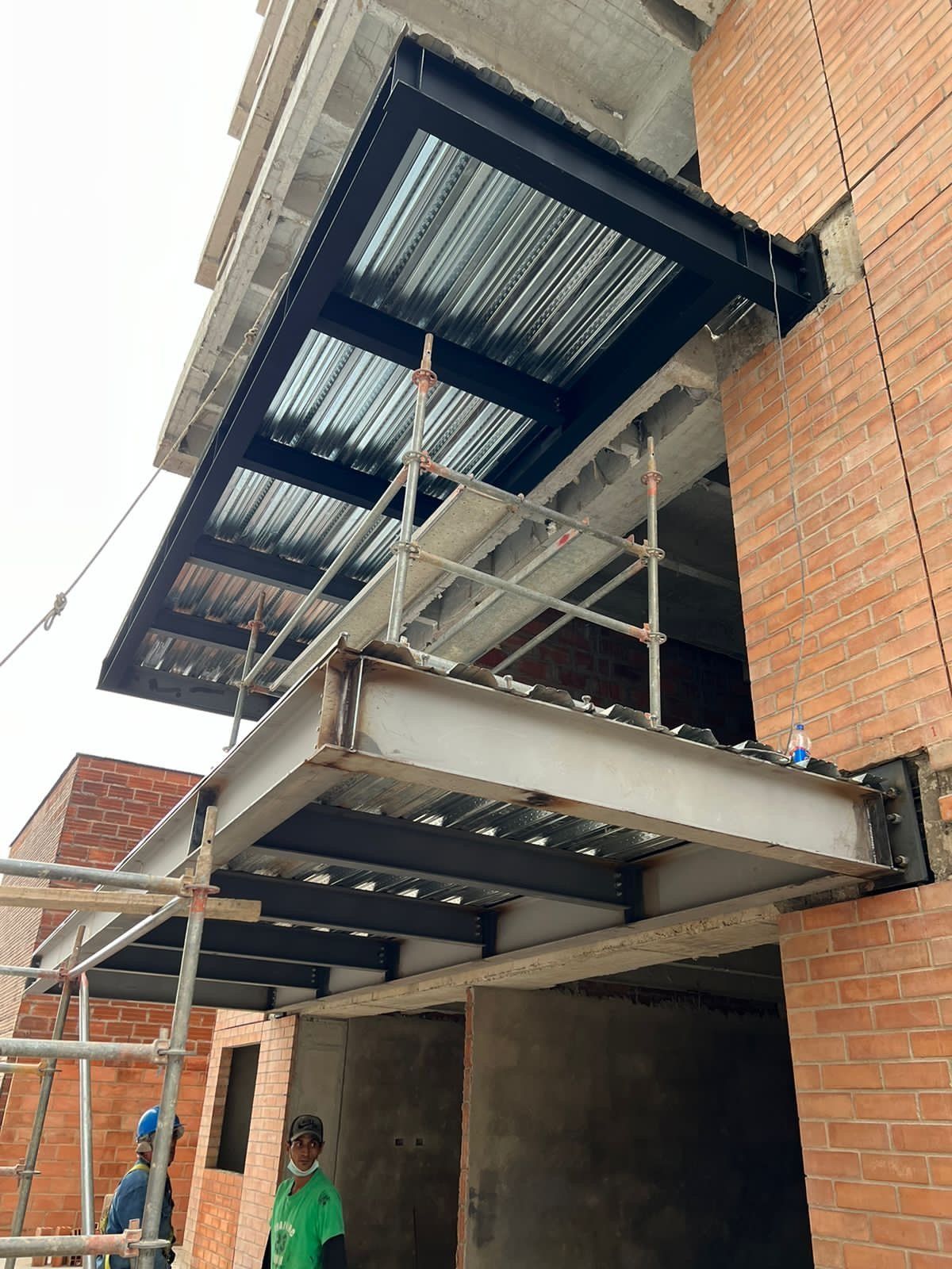 Balcón en estructura metálica y metaldeck en un edificio en obra