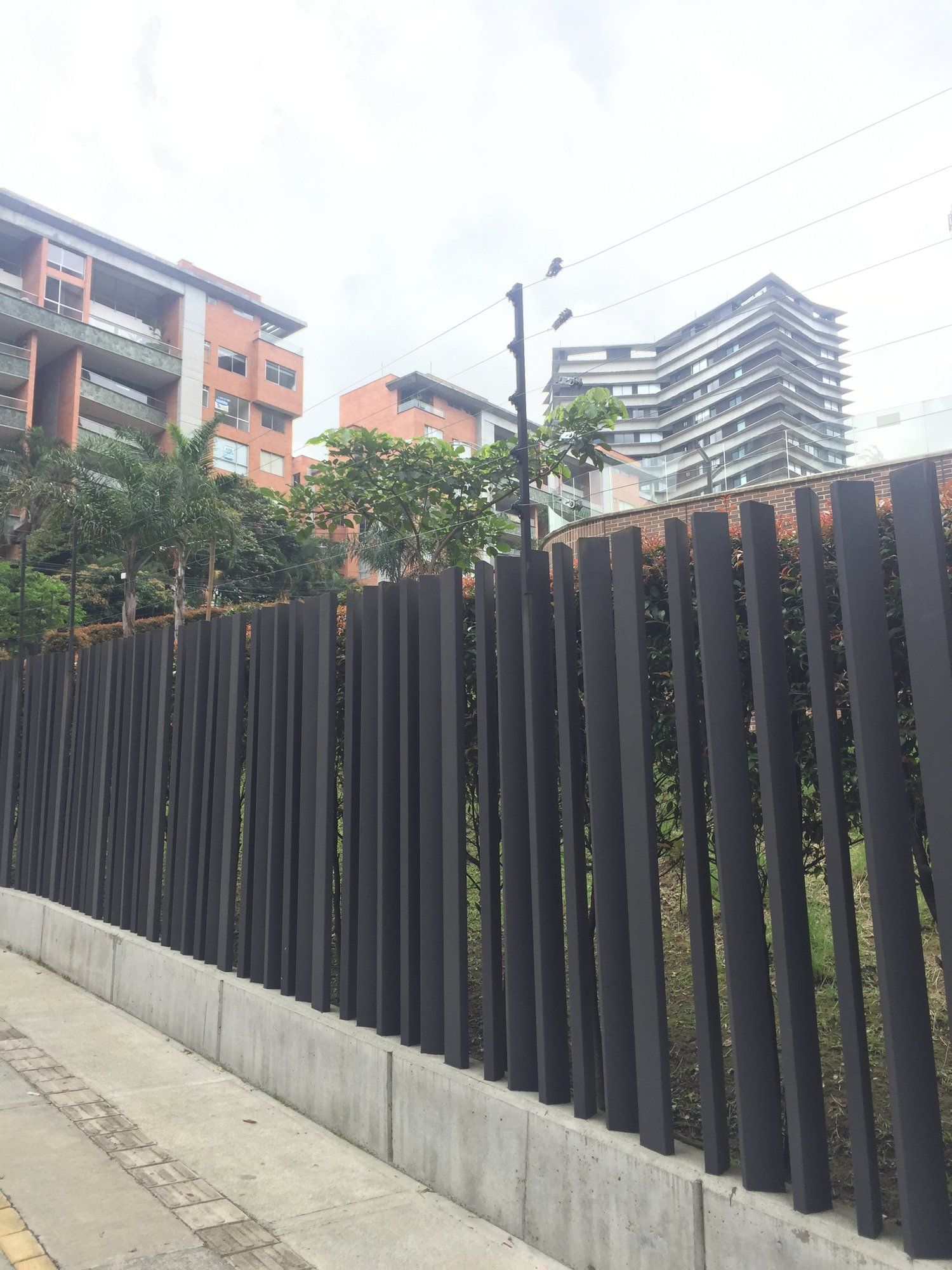 Cerramiento en platinas verticales visto desde la vía