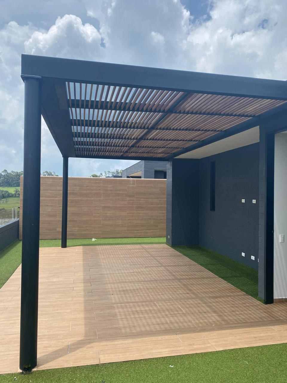 Pérgola en acero negro con listones de madera sobre una terraza